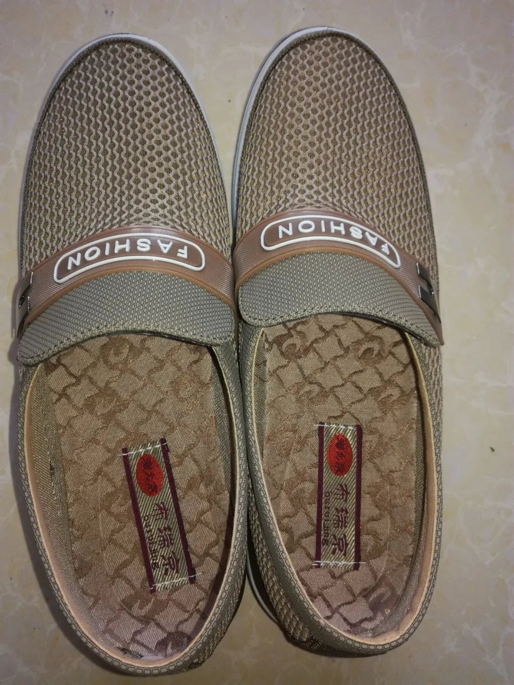 Nuevos zapatos de verano de malla transpirable para hombre, ligeros, planos, informales, de diseño a la moda, mocasines para hombre en color beige