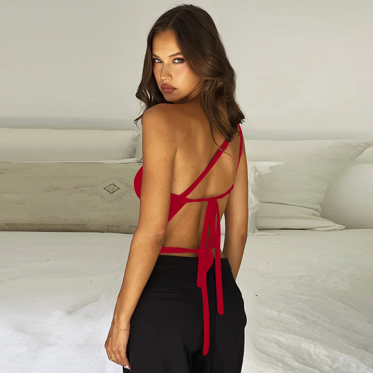 Top justo feminino sexy com alça diagonal e costas nuas, modelo novo 2024, para festa em boate à beira-mar