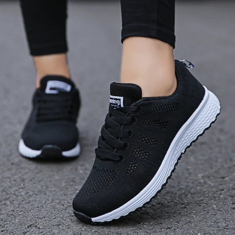 Zapatos casuales de mujer, zapatillas planas de malla transpirables a la moda para caminar, zapatillas de deporte para mujer 2021, zapatos vulcanizados para gimnasio, calzado blanco para mujer