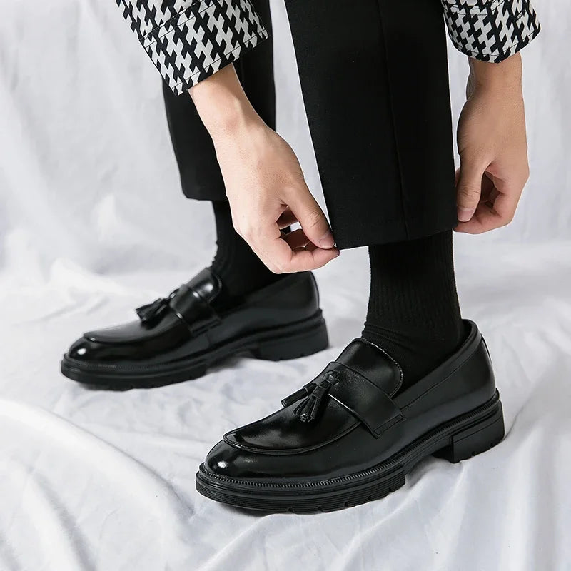 Zapatos de marca de lujo para hombre, mocasines suaves de talla grande 46, mocasines de hombre de cuero de alta calidad con borlas, zapatos planos de conducción