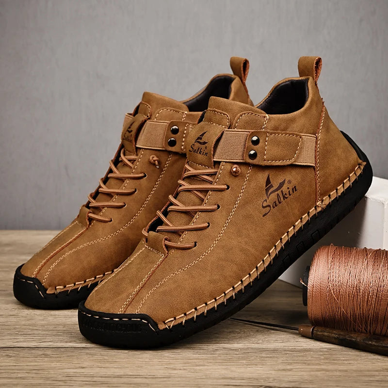Novos sapatos masculinos casuais de couro feitos à mão 2024, tênis com design respirável para homens, botas de cano curto para áreas externas
