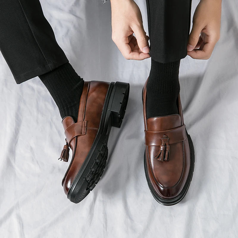 Zapatos de marca de lujo para hombre, mocasines suaves de talla grande 46, mocasines de hombre de cuero de alta calidad con borlas, zapatos planos de conducción