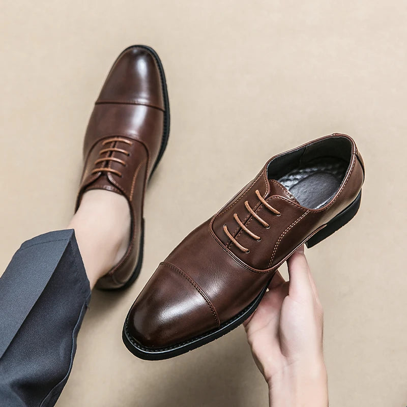 Zapatos de vestir de cuero de marca de lujo para hombre, cómodos, de punta puntiaguda, formales, negros, informales, para boda.