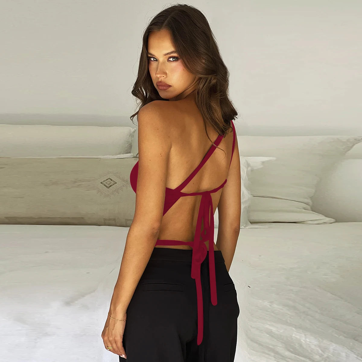 Top justo feminino sexy com alça diagonal e costas nuas, modelo novo 2024, para festa em boate à beira-mar