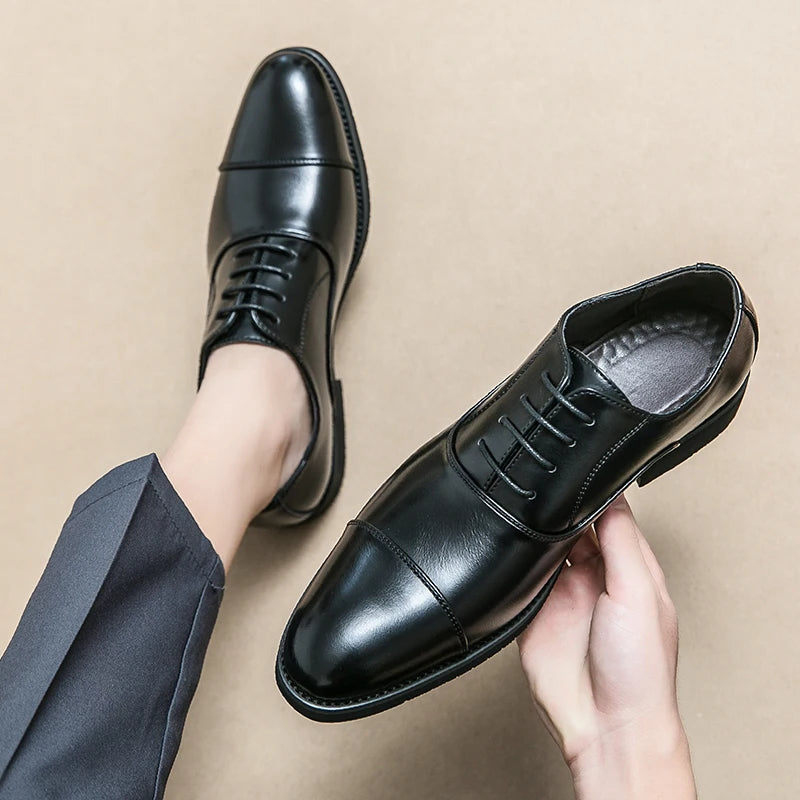 Zapatos de vestir de cuero de marca de lujo para hombre, cómodos, de punta puntiaguda, formales, negros, informales, para boda.