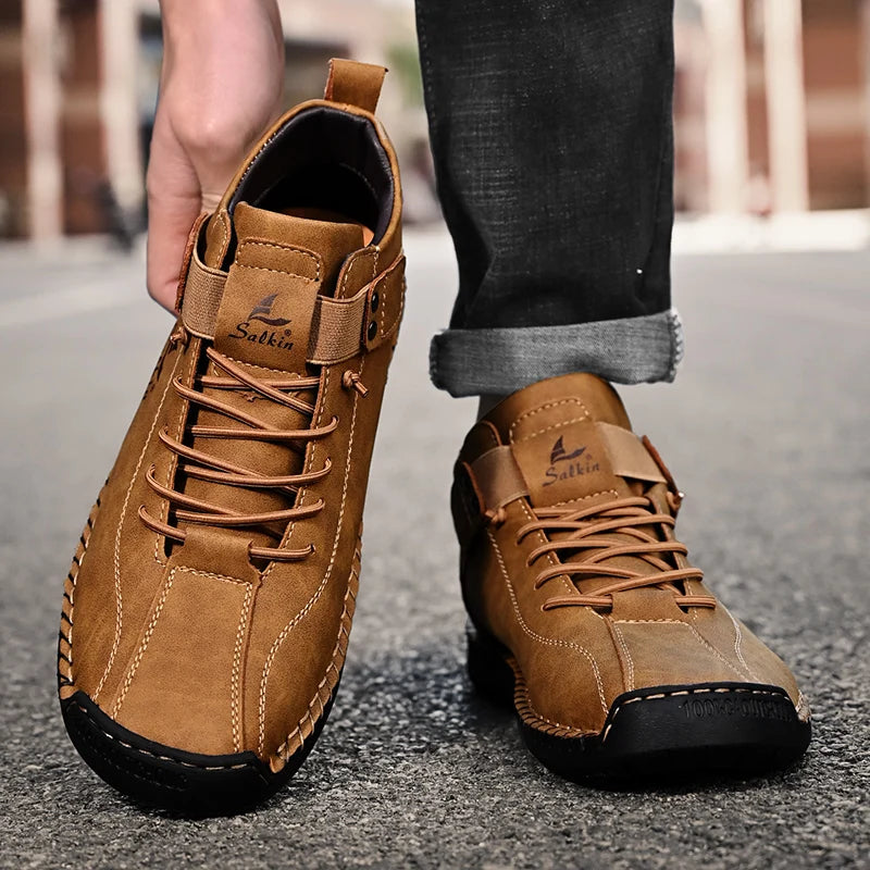 Novos sapatos masculinos casuais de couro feitos à mão 2024, tênis com design respirável para homens, botas de cano curto para áreas externas