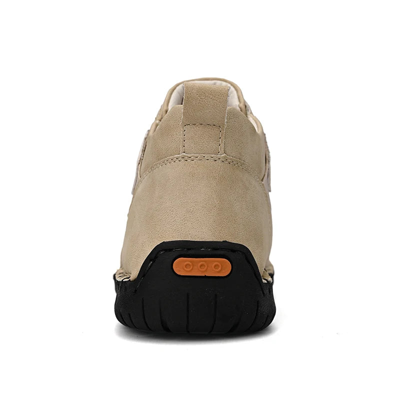 Novos sapatos masculinos casuais de couro feitos à mão 2024, tênis com design respirável para homens, botas de cano curto para áreas externas