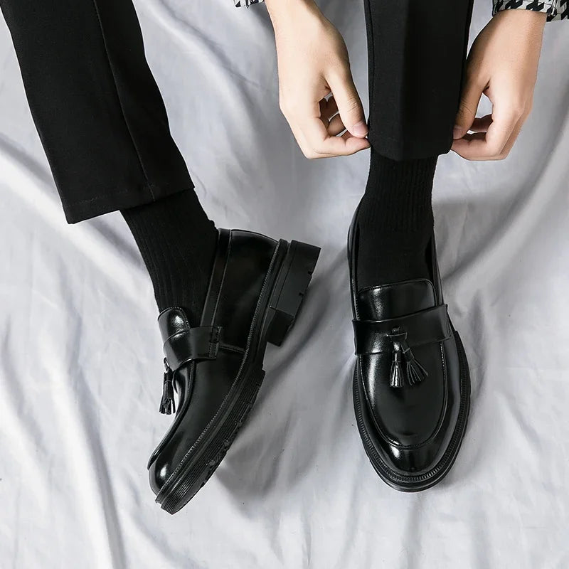 Zapatos de marca de lujo para hombre, mocasines suaves de talla grande 46, mocasines de hombre de cuero de alta calidad con borlas, zapatos planos de conducción