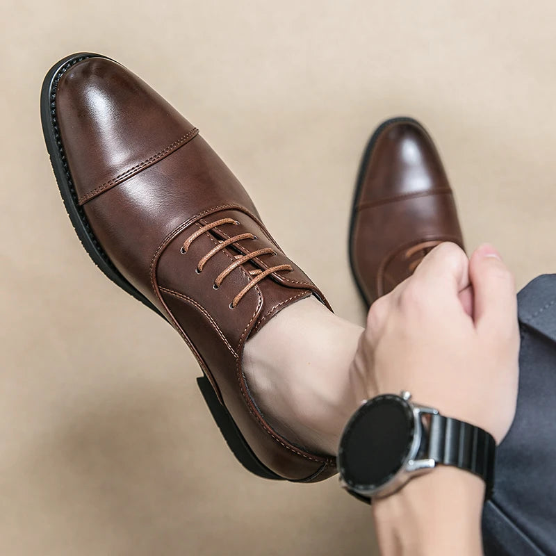 Zapatos de vestir de cuero de marca de lujo para hombre, cómodos, de punta puntiaguda, formales, negros, informales, para boda.