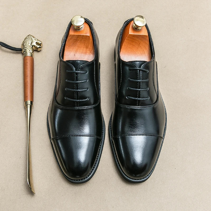 Zapatos de vestir de cuero de marca de lujo para hombre, cómodos, de punta puntiaguda, formales, negros, informales, para boda.