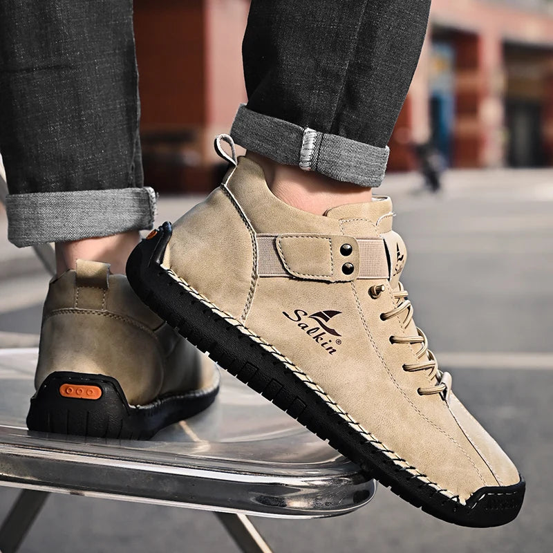 Novos sapatos masculinos casuais de couro feitos à mão 2024, tênis com design respirável para homens, botas de cano curto para áreas externas