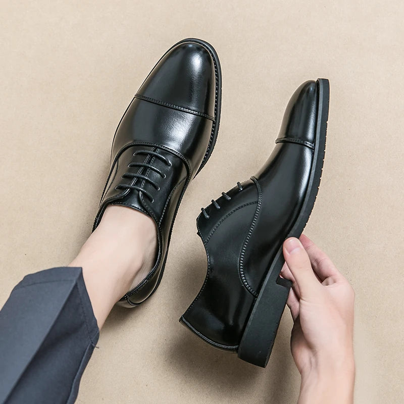 Zapatos de vestir de cuero de marca de lujo para hombre, cómodos, de punta puntiaguda, formales, negros, informales, para boda.