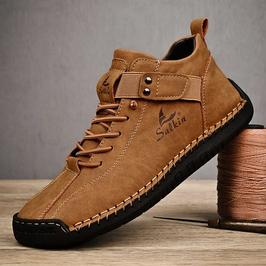 Novos sapatos masculinos casuais de couro feitos à mão 2024, tênis com design respirável para homens, botas de cano curto para áreas externas