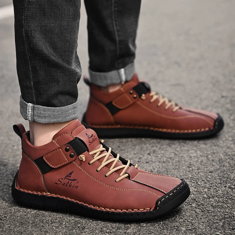 Novos sapatos masculinos casuais de couro feitos à mão 2024, tênis com design respirável para homens, botas de cano curto para áreas externas