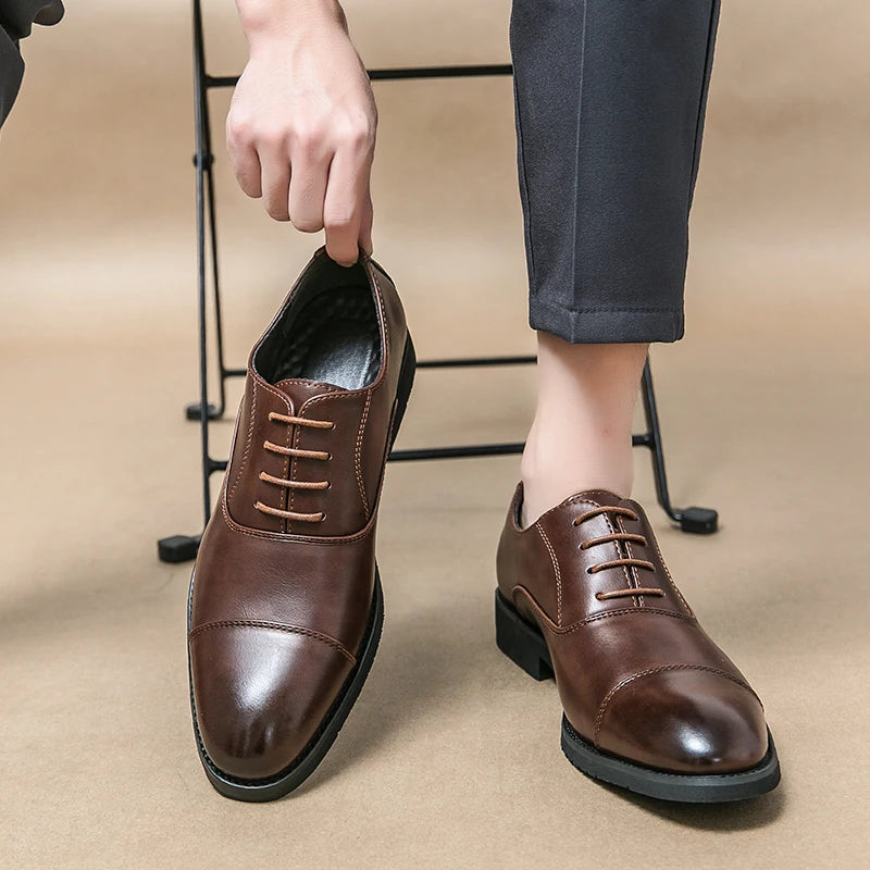 Zapatos de vestir de cuero de marca de lujo para hombre, cómodos, de punta puntiaguda, formales, negros, informales, para boda.