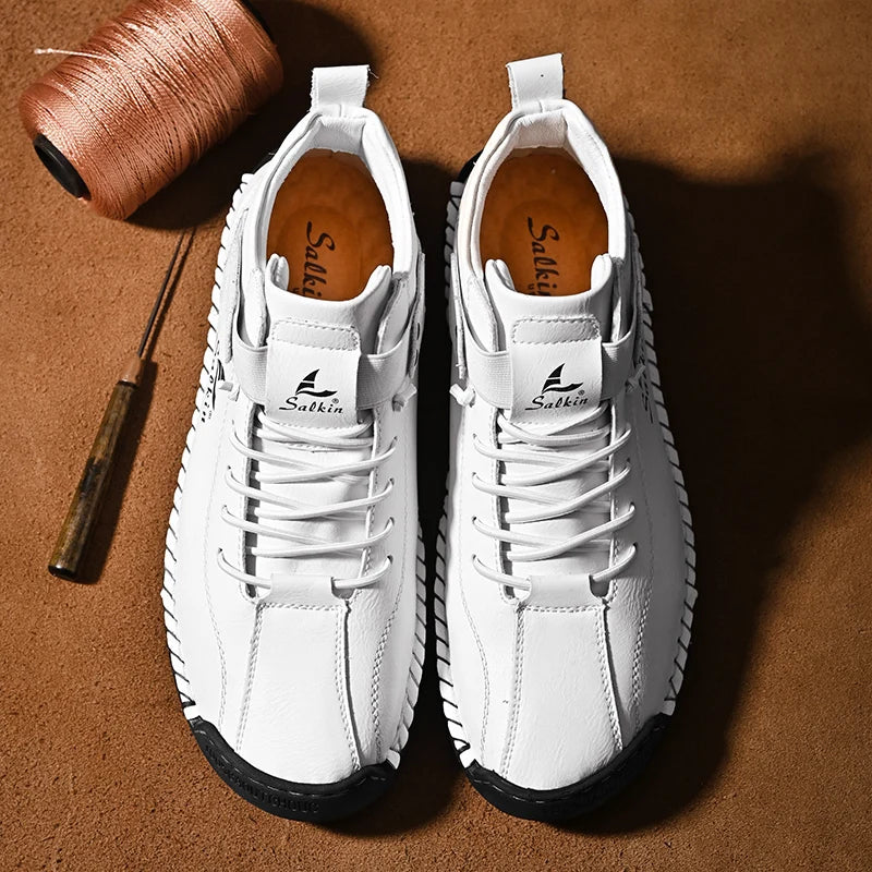 Novos sapatos masculinos casuais de couro feitos à mão 2024, tênis com design respirável para homens, botas de cano curto para áreas externas