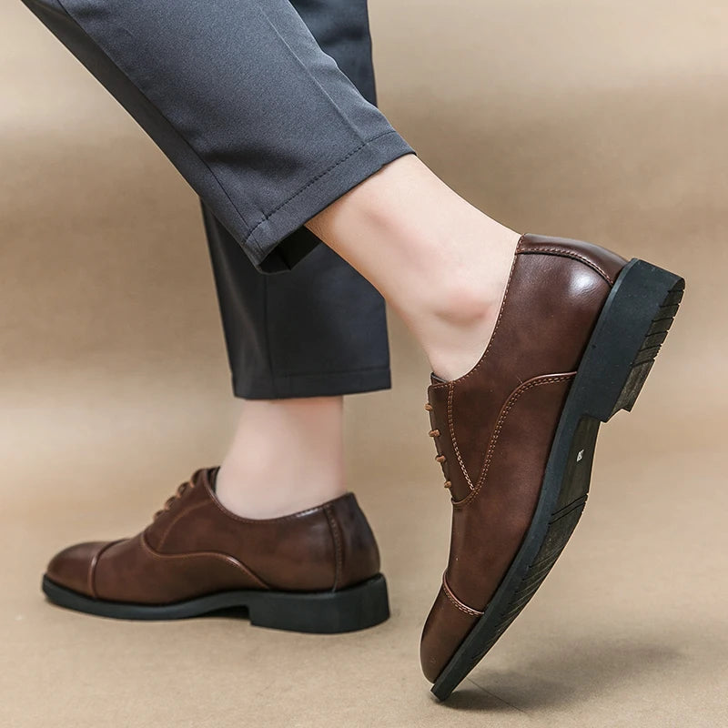 Zapatos de vestir de cuero de marca de lujo para hombre, cómodos, de punta puntiaguda, formales, negros, informales, para boda.