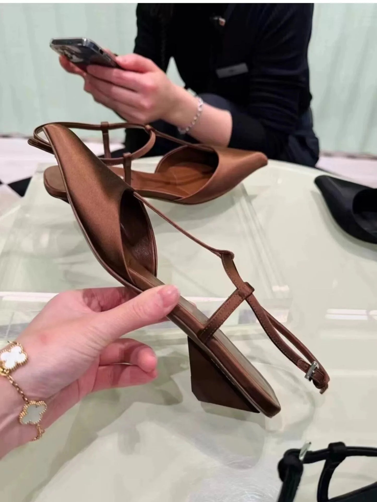 Zapatos de marca para mujer, sandalias sexis de punta puntiaguda, cómodas, de tacón bajo, de moda, sencillas, versátiles y de talla grande.