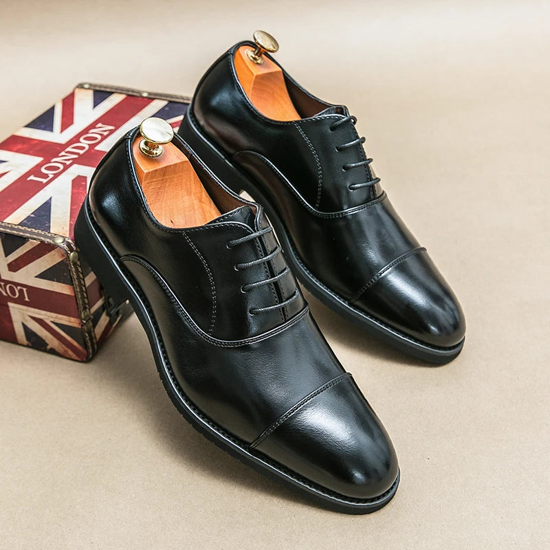Zapatos de vestir de cuero de marca de lujo para hombre, cómodos, de punta puntiaguda, formales, negros, informales, para boda.