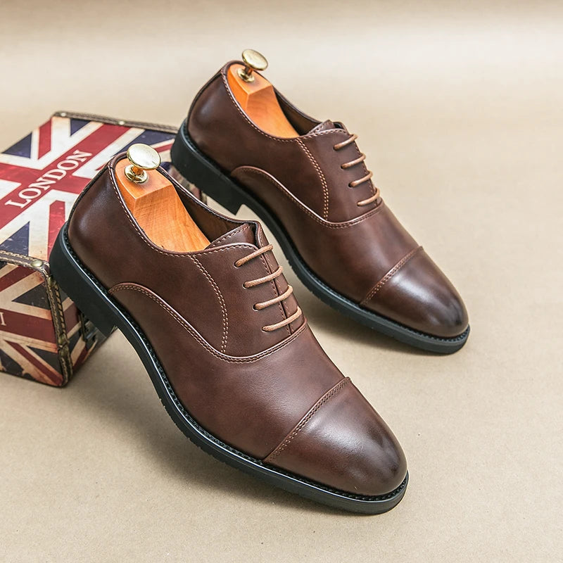 Zapatos de vestir de cuero de marca de lujo para hombre, cómodos, de punta puntiaguda, formales, negros, informales, para boda.