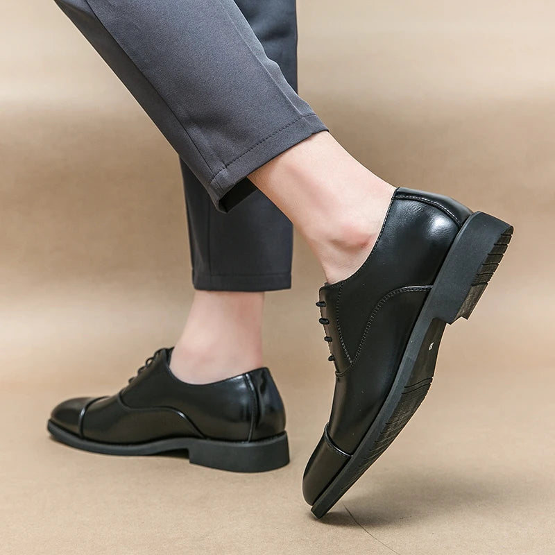 Zapatos de vestir de cuero de marca de lujo para hombre, cómodos, de punta puntiaguda, formales, negros, informales, para boda.