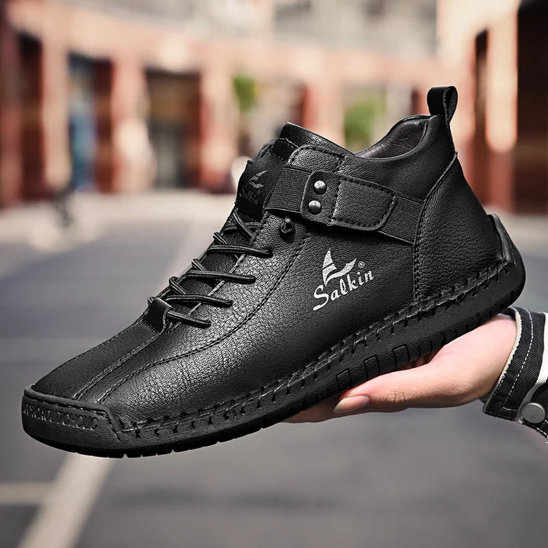 Novos sapatos masculinos casuais de couro feitos à mão 2024, tênis com design respirável para homens, botas de cano curto para áreas externas