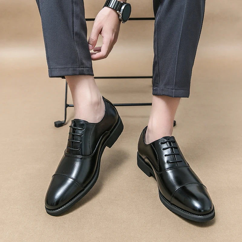 Zapatos de vestir de cuero de marca de lujo para hombre, cómodos, de punta puntiaguda, formales, negros, informales, para boda.