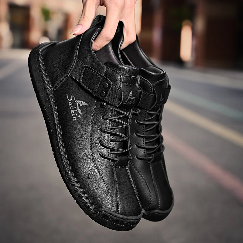 Novos sapatos masculinos casuais de couro feitos à mão 2024, tênis com design respirável para homens, botas de cano curto para áreas externas