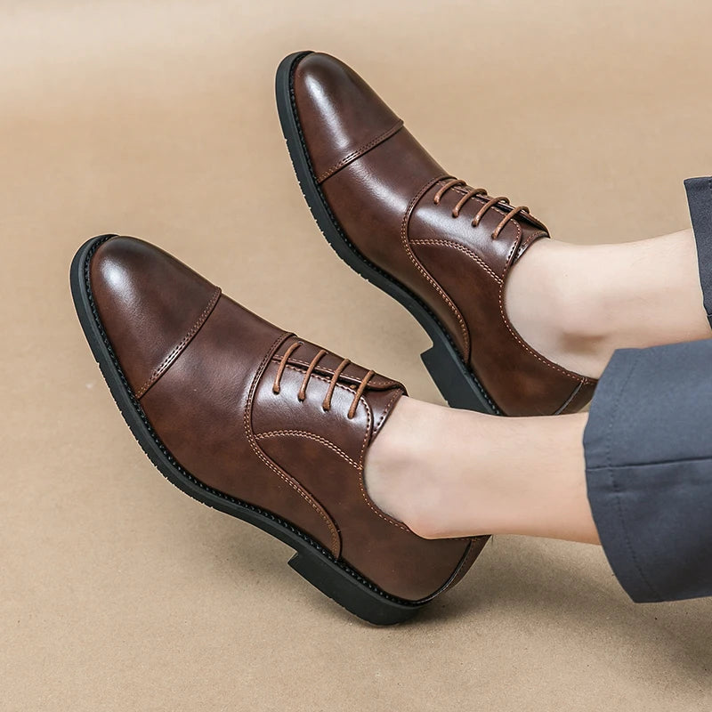 Zapatos de vestir de cuero de marca de lujo para hombre, cómodos, de punta puntiaguda, formales, negros, informales, para boda.