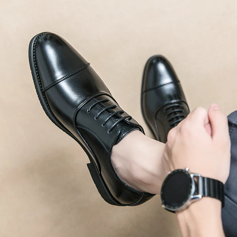 Zapatos de vestir de cuero de marca de lujo para hombre, cómodos, de punta puntiaguda, formales, negros, informales, para boda.