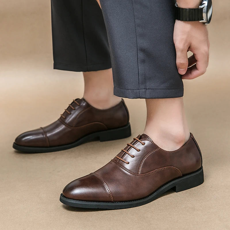 Zapatos de vestir de cuero de marca de lujo para hombre, cómodos, de punta puntiaguda, formales, negros, informales, para boda.