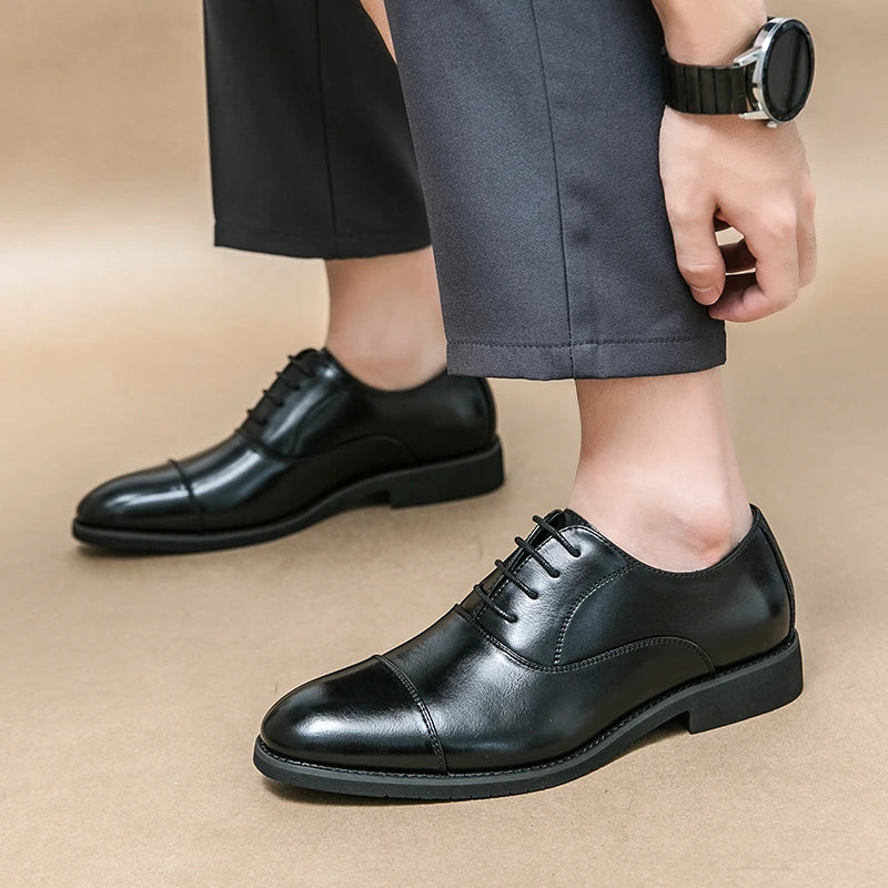 Zapatos de vestir de cuero de marca de lujo para hombre, cómodos, de punta puntiaguda, formales, negros, informales, para boda.