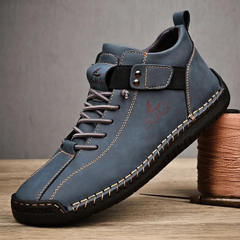 Novos sapatos masculinos casuais de couro feitos à mão 2024, tênis com design respirável para homens, botas de cano curto para áreas externas