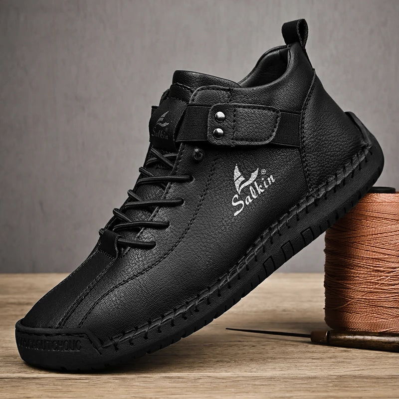 Novos sapatos masculinos casuais de couro feitos à mão 2024, tênis com design respirável para homens, botas de cano curto para áreas externas