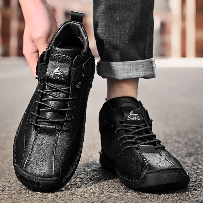 Novos sapatos masculinos casuais de couro feitos à mão 2024, tênis com design respirável para homens, botas de cano curto para áreas externas