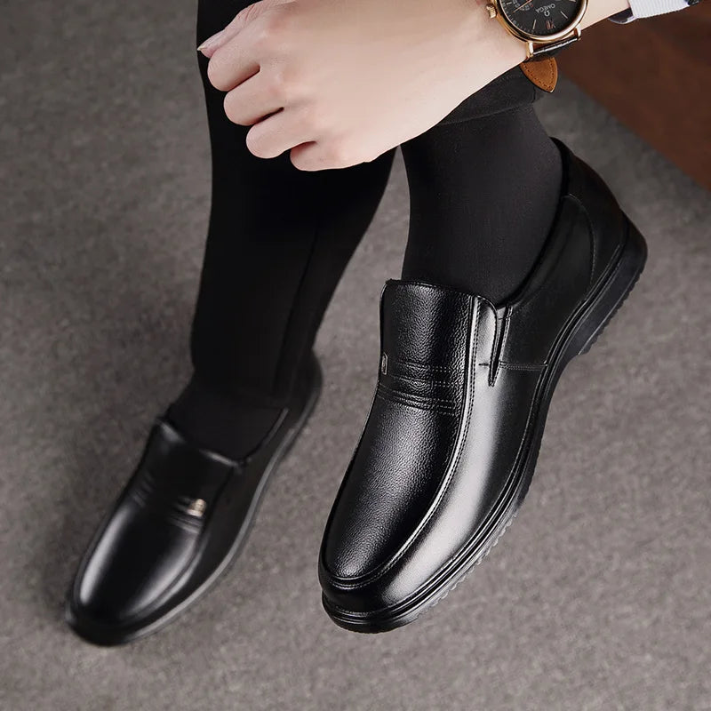 Zapatos formales de cuero de marca de lujo para hombre, mocasines transpirables sin cordones, color negro, talla grande 38-46